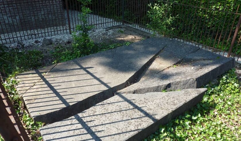 <p>De meeste reacties kreeg Richard van de Velde op een foto van het vervallen graf</p>
