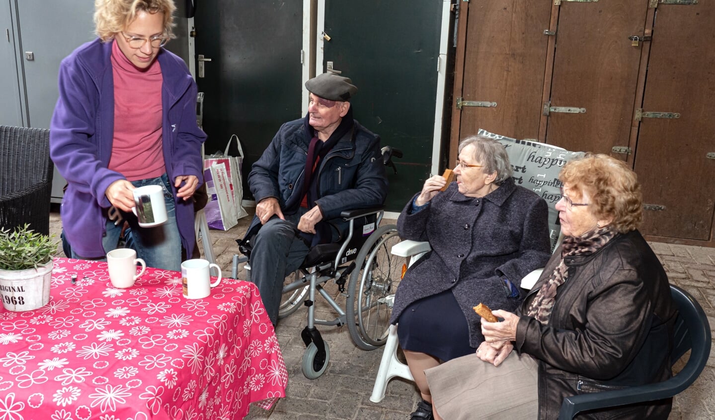 Bewoners de Schakel op bezoek bij manege De Schakel