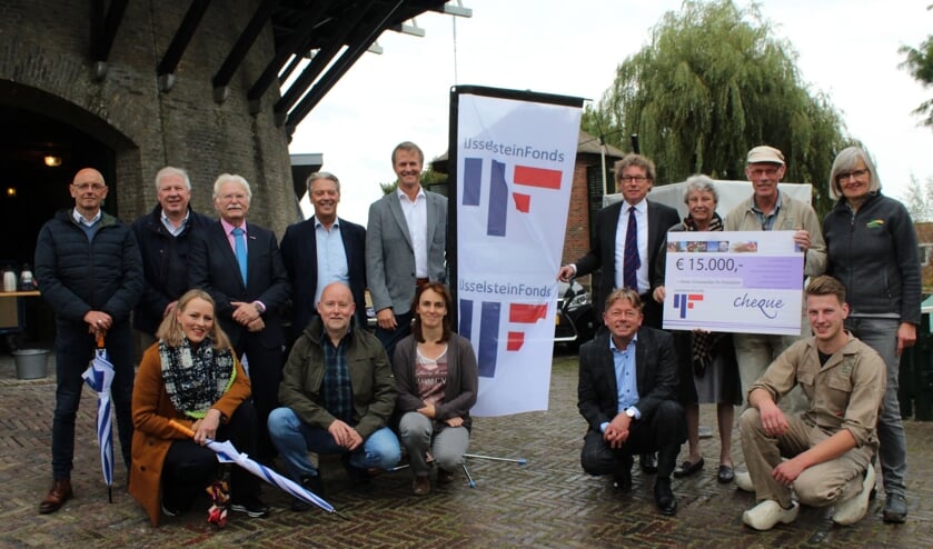 <p>Een nieuwe naam, de donatie en warme woorden van bestuur, familie Roest Crollius en de molenaar.</p>