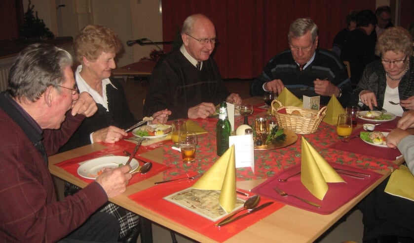 <p>Een kerstdiner in het dorpshuis van enkele jaren geleden.</p>