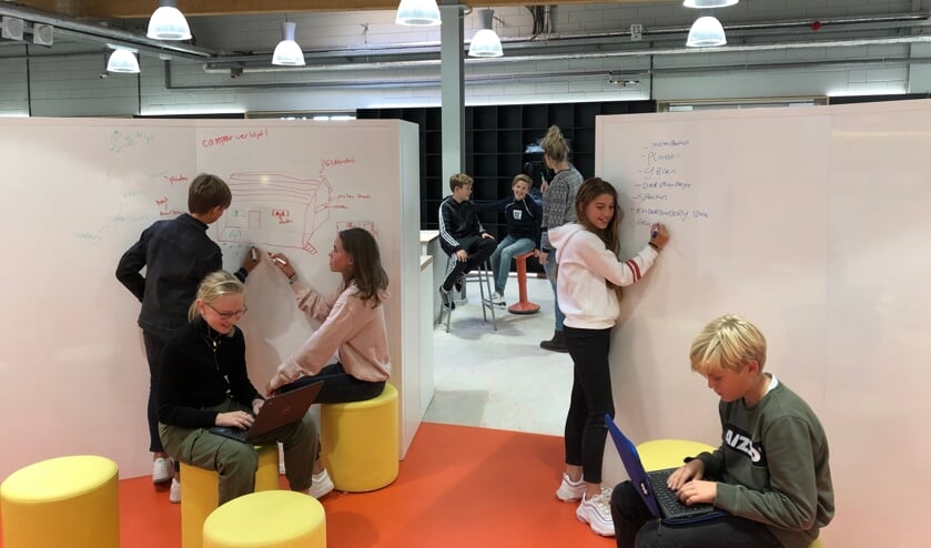 • Leerlingen van het Minkema College druk aan het werk in de MakerSpace.