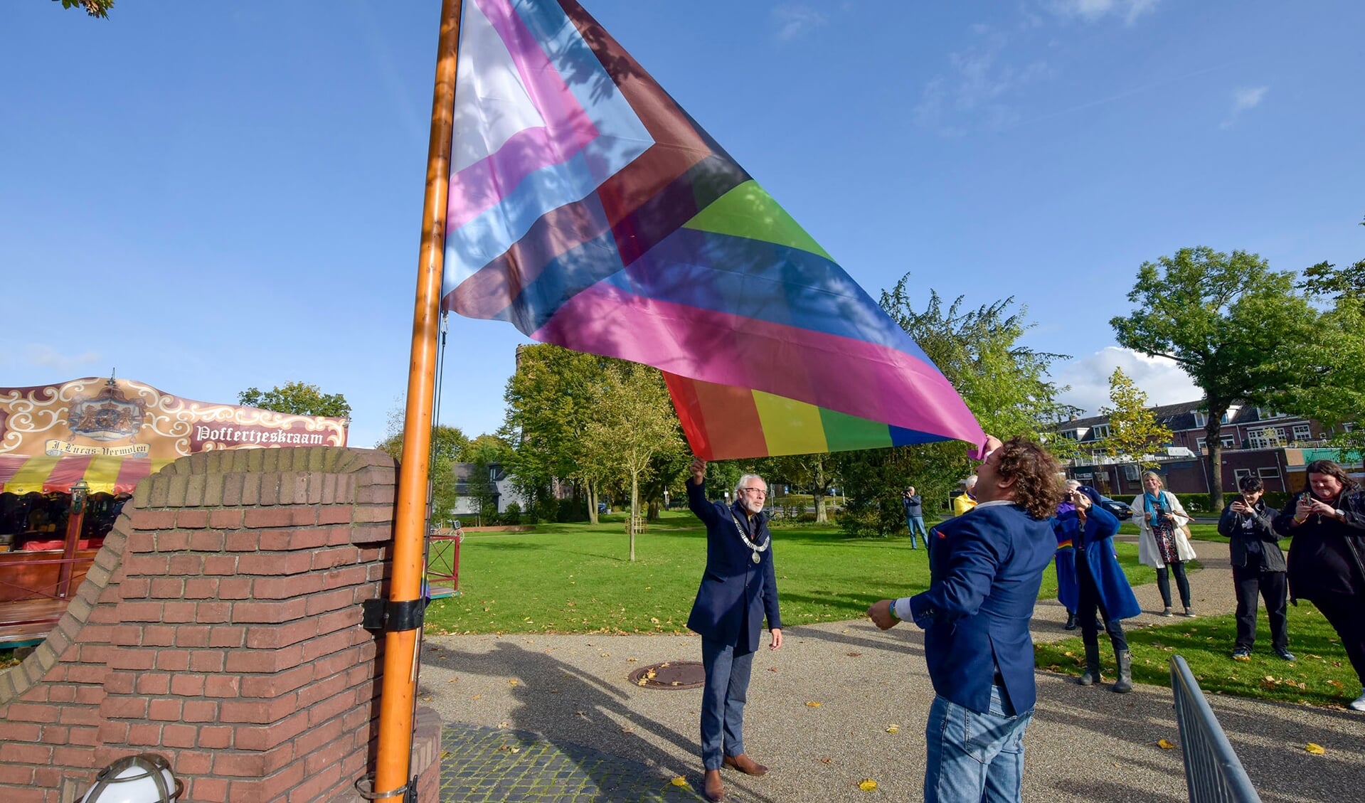 • Burgemeester Victor Molkenboer en wethouder George Bech (inclusie) hijsen de Progress Pride vlag.