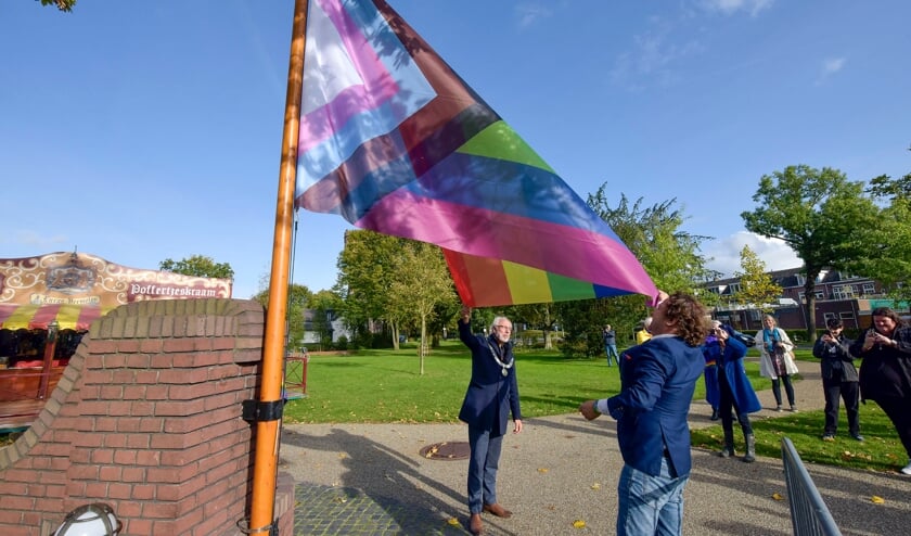 <p>• Burgemeester Victor Molkenboer en wethouder George Bech (inclusie) hijsen de Progress Pride vlag.</p>