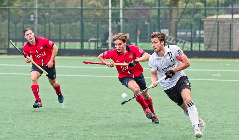 <p>De heren van IJsseloever behaalden met de 2-2 tegen Zwart-Wit na vijf wedstrijden hun eerste punt. </p>