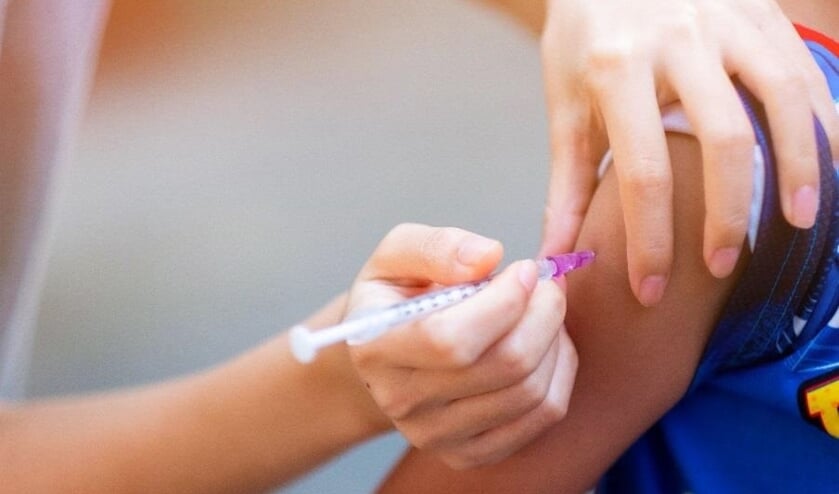 <p>De GGD prikt met het Pfizer- of het Janssen-vaccin.</p>