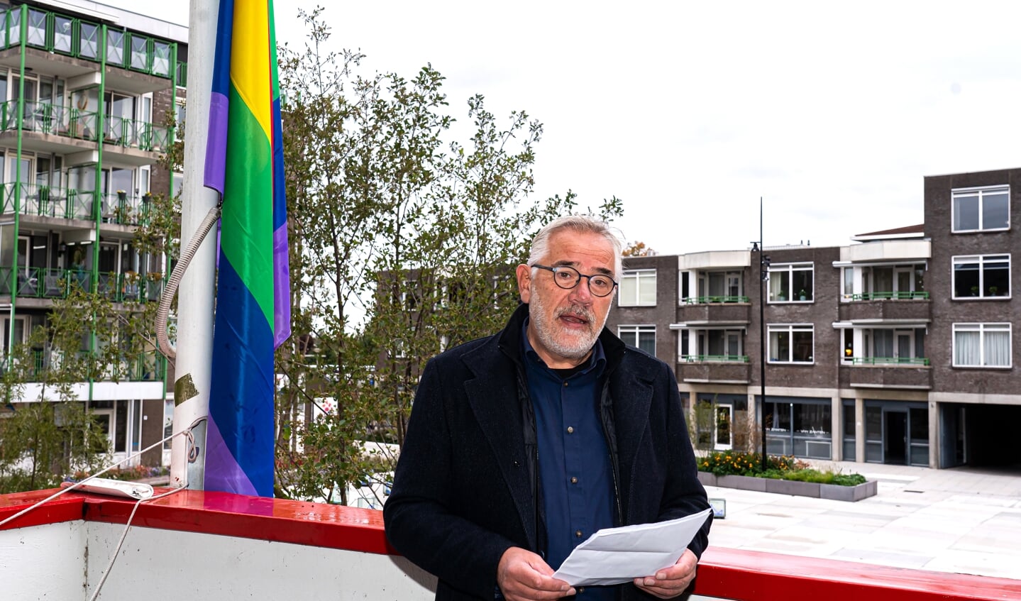 Wethouder Cees Taal van Vijfheerenlanden hijst samen met Maarten Venhovens van het COC Gorinchem de Regenboogvlag