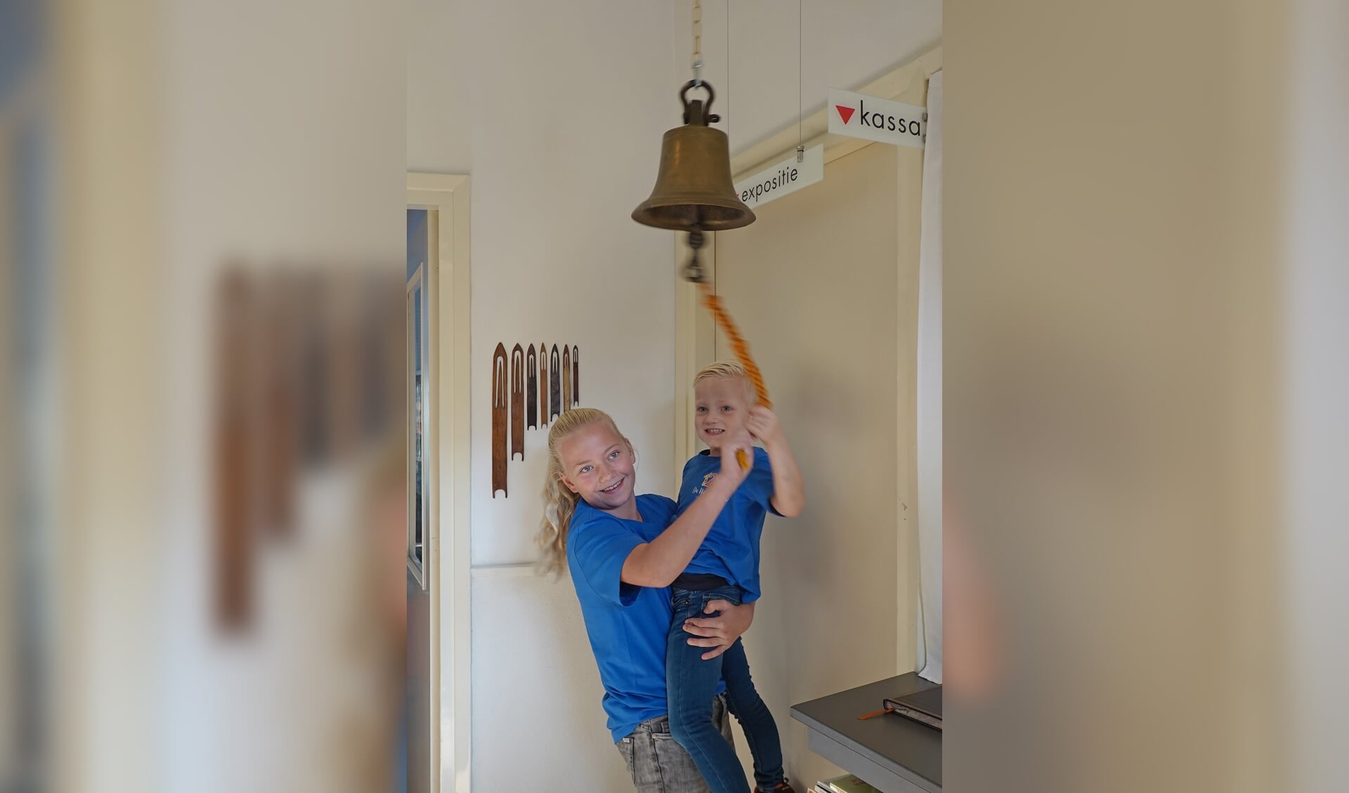 • Aniek Stuij en Stijn Kamphuis luiden de oude schoolbel voor de opening van de nieuwe expositie.