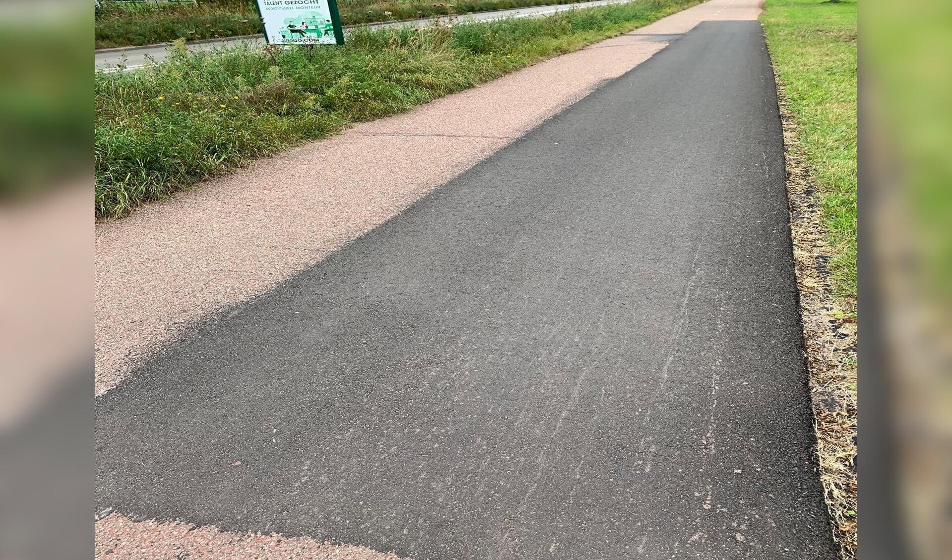• Het bestaande rode asfalt van het fietspad langs de Steinhagenseweg is vervangen door zwart asfalt.