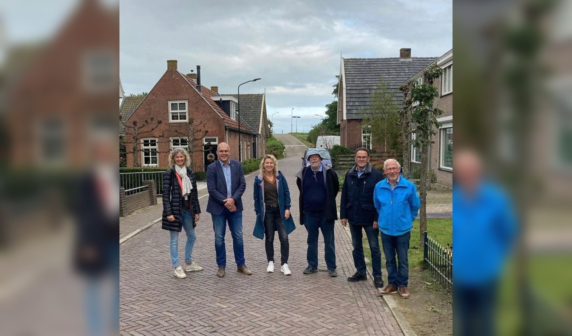 Burgemeester Egbert Lichtenberg samen met de initiatiefnemers van de wandeling door Oudendijk.