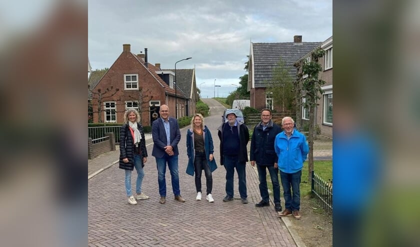 <p>Burgemeester Egbert Lichtenberg samen met de initiatiefnemers van de wandeling door Oudendijk.</p>