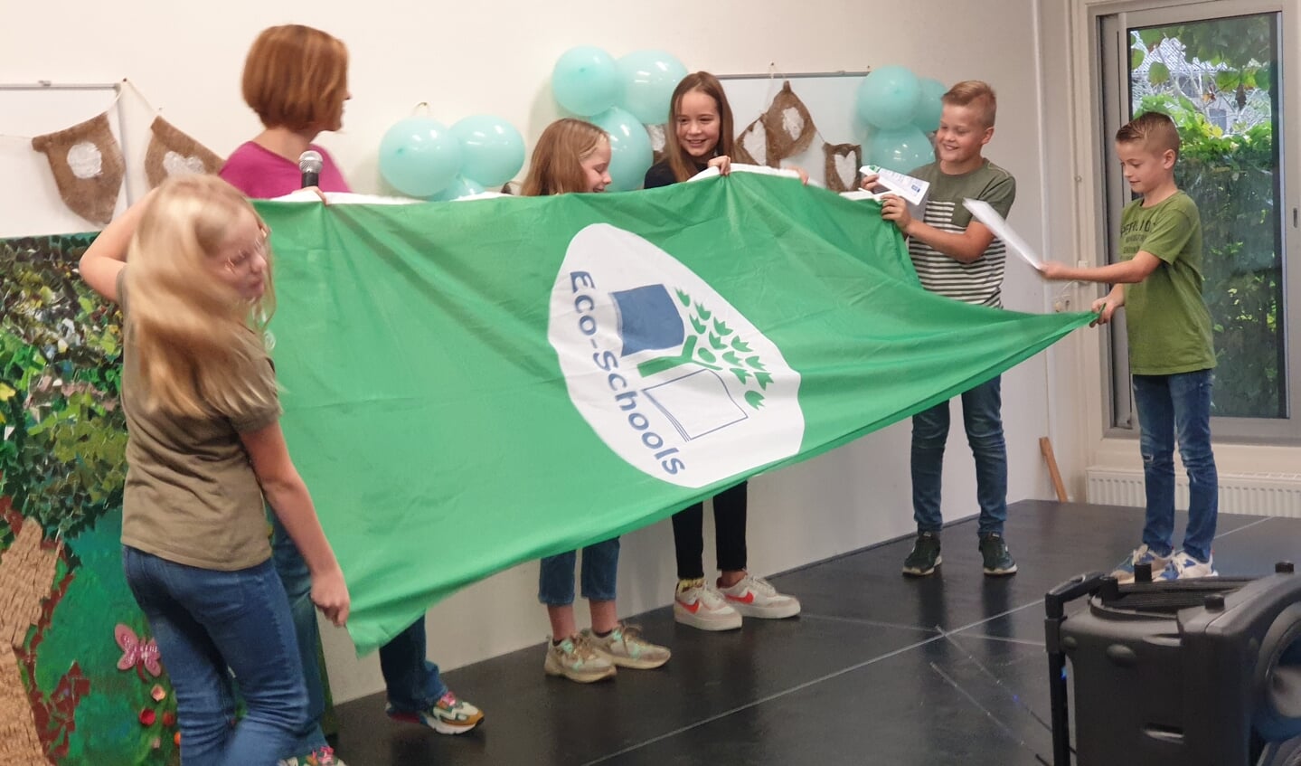 Het Eco-team ontvangt de Eco-vlag