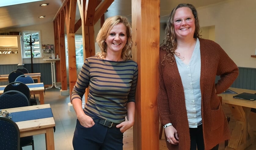 <p>• Marleen van Zwienen (l) en Bianca Boomsma in de ontmoetingsruimte van ‘Groei en Bloei’.</p>