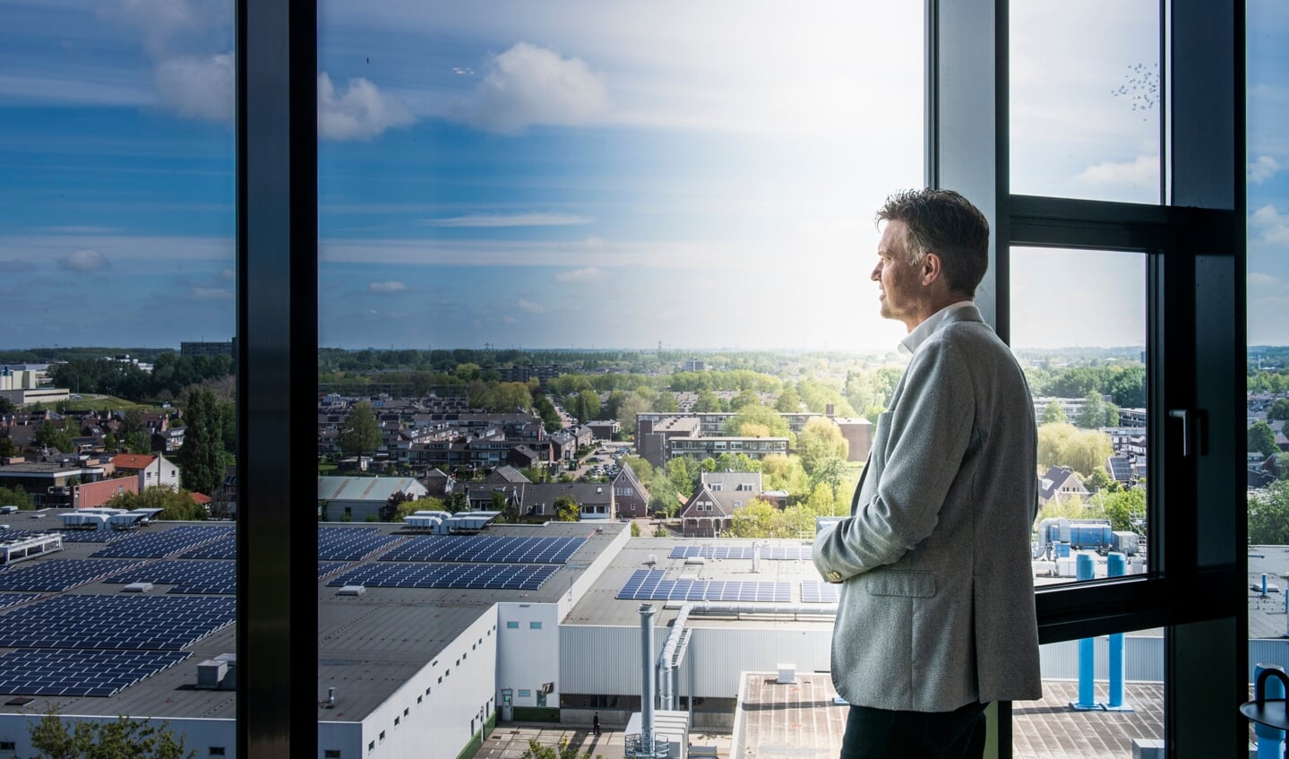 • Pieter Paans kijkt vanuit het hoofdkantoor van Fokker over Papendrecht uit.