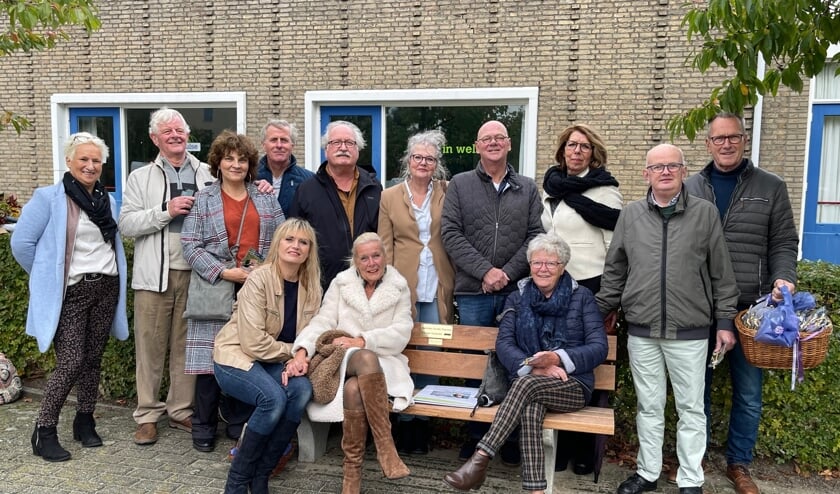 <p>Soos (midden), omringd door familie en vrienden, zit voor het eerst op 'het bankje van Pim'.</p>