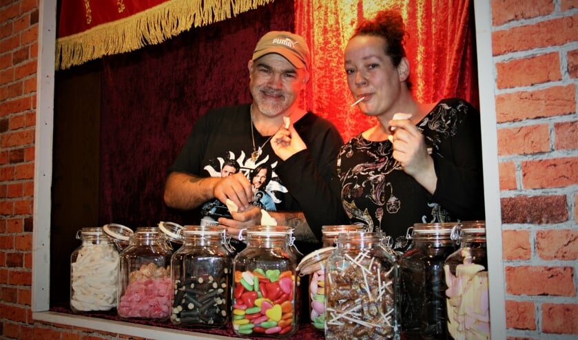 <p>Daan en Mathilde 'testen' de snoepwinkel in het Pietenhuis, dat op zaterdag 13 november open gaat.</p>