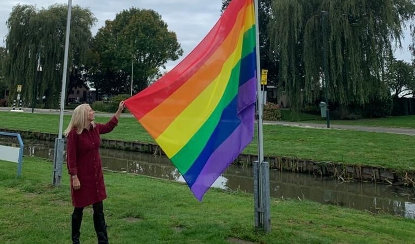 <p>• Wethouder Lanser hijst regenboogvlag tijdens Coming Out Day.</p>