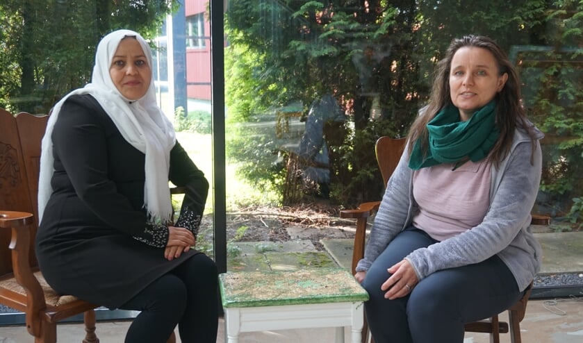 <p>Rahela Hoeseni (links) is blij met de hulp van taalcoach Leonie de Groot (rechts).</p>