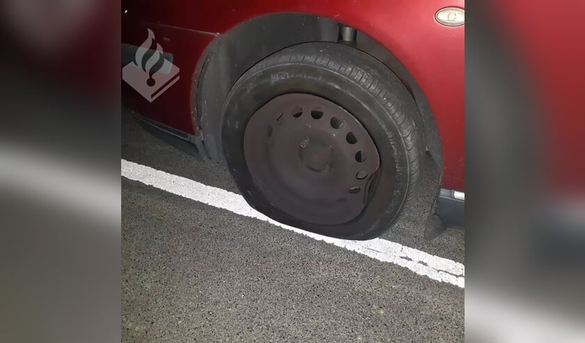 <p>• De auto met lekke band. </p>