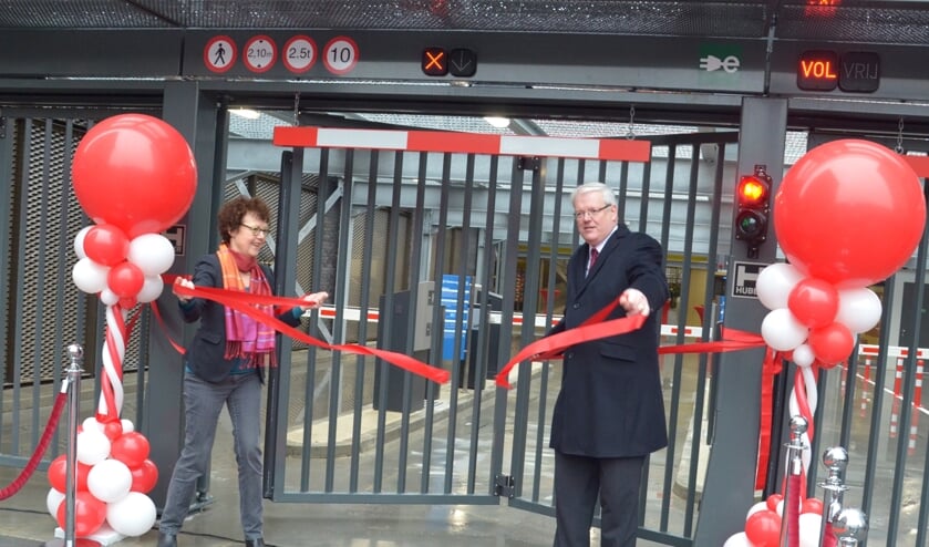 <p>De parkeergarage bij het sttation werd in 2013 geopend door toenmalige wethouder Wendy Ruwhof</p>