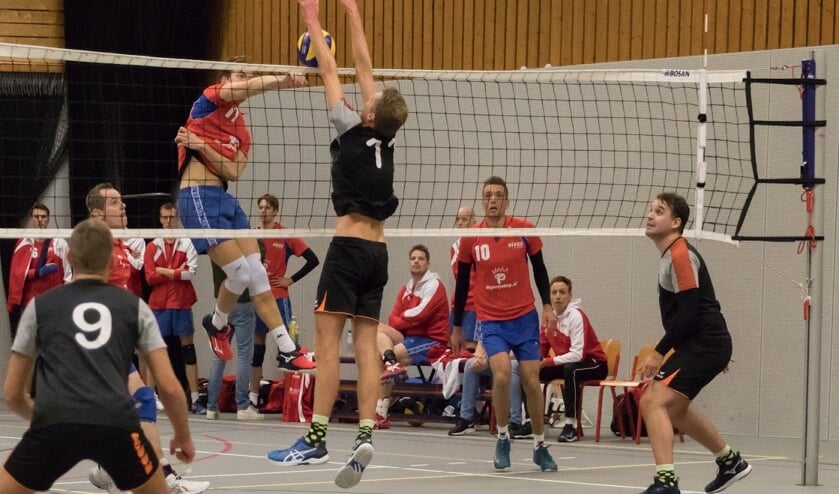 <p>Ook tegen Volley Zuid uit Rotterdam hoefden de Vives-mannen - in het rood - geen set in te leveren.</p>