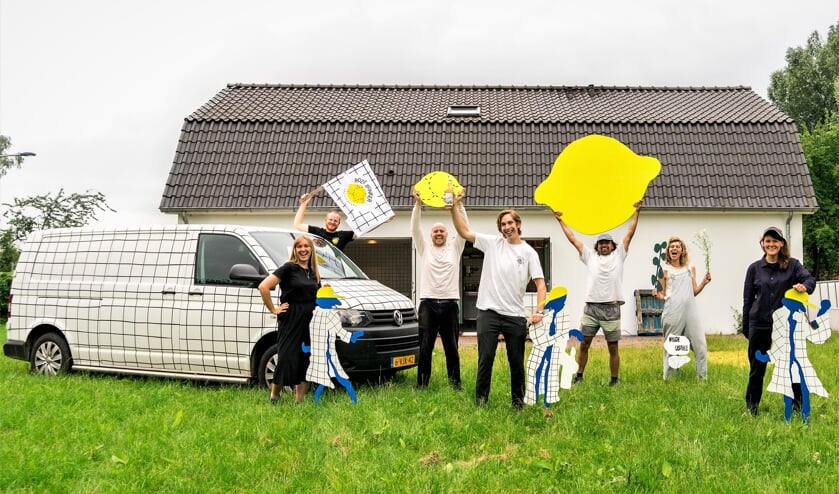 Het team van Roze Bunker voor hun gerenoveerde boerderij die dienst doet als kantoorruimte.