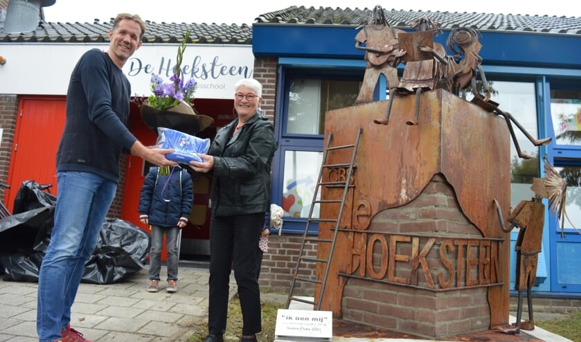 <p>• Directeur Mark Woudstra met Saskia Fluks.</p>