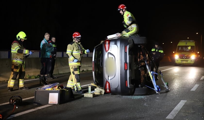 <p>De bestuurder van de auto werd door de brandweer bevrijd.</p>