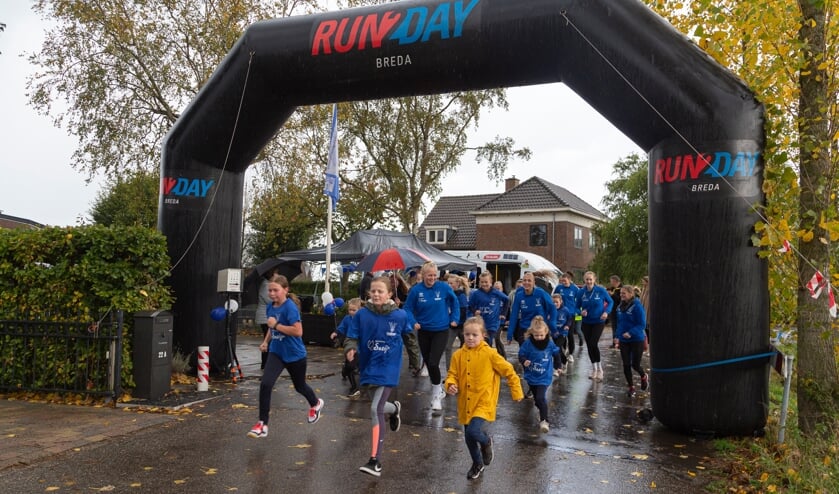 <p>De kinderen starten aan de sponsorloop in Dussen.</p>
