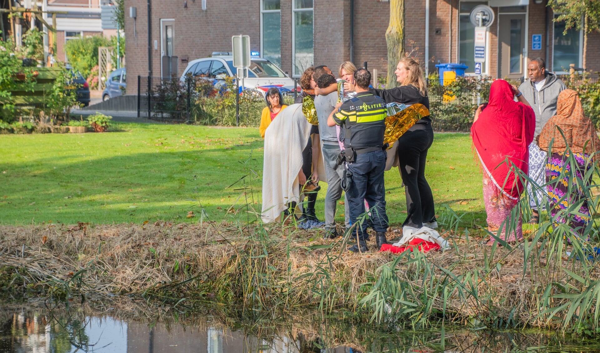 • Het geschrokken jongetje wordt getroost. 