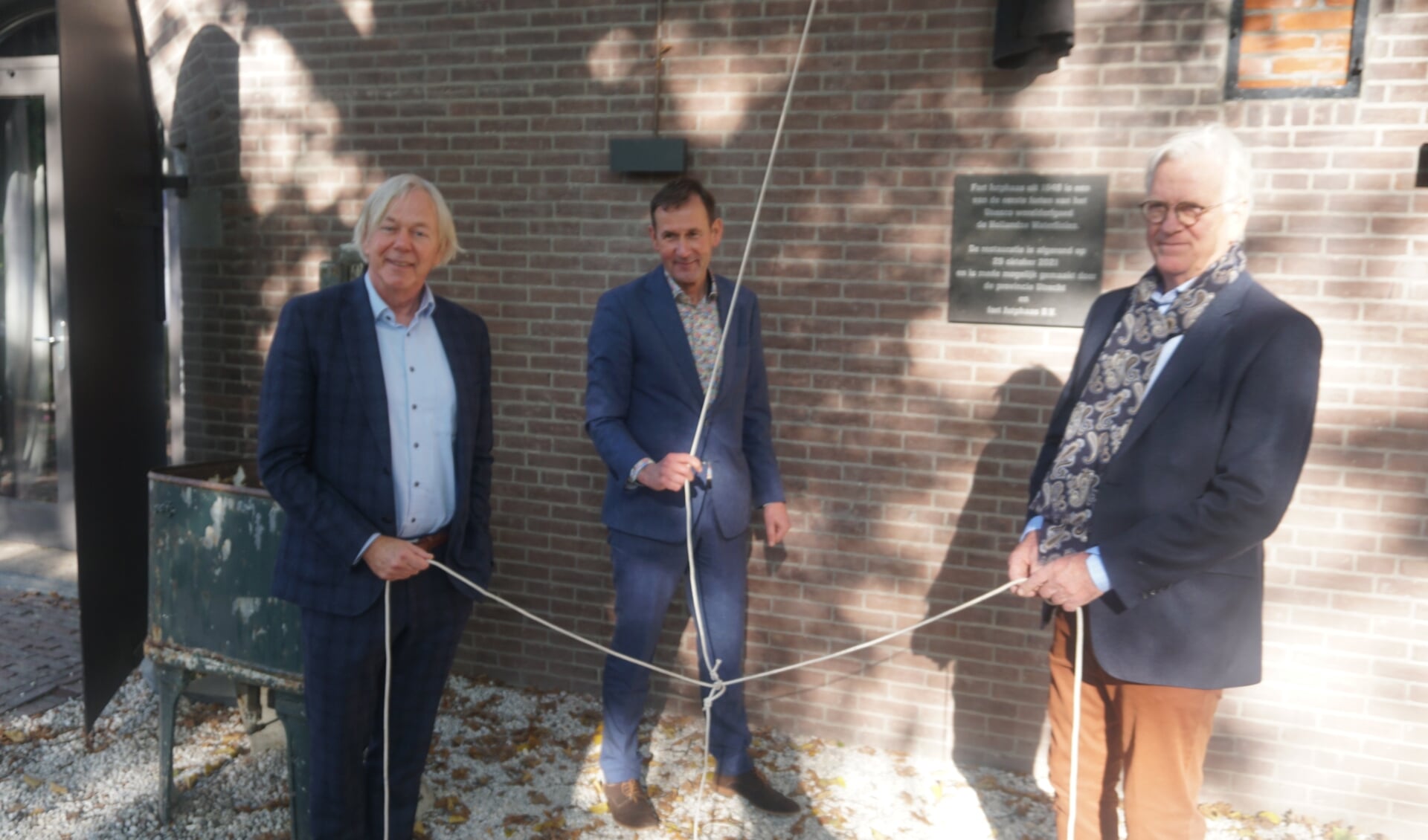 Jan Kuiper (l), Rob van Muilekom (m) en Rob Rietveld (r) verrichten de openingshandeling.