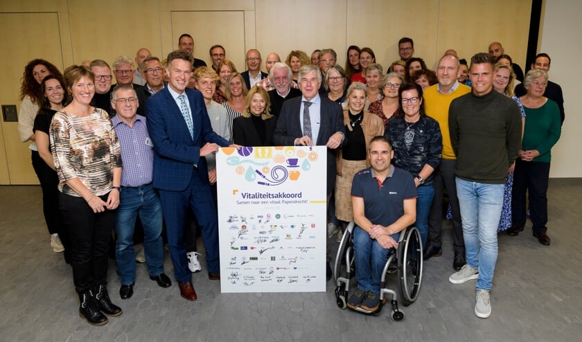 <p>• De groepsfoto na de ondertekening van het Vitaliteitsakkoord.</p>