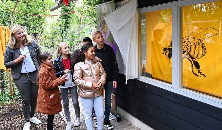 • Wethouder Harriët Westerdijk opent samen met basisschoolkinderen de nieuwe bijenstal.