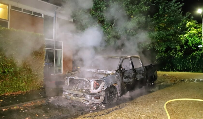 <p>De volledig uitgebrande pick-up rookt nog wat na.</p>