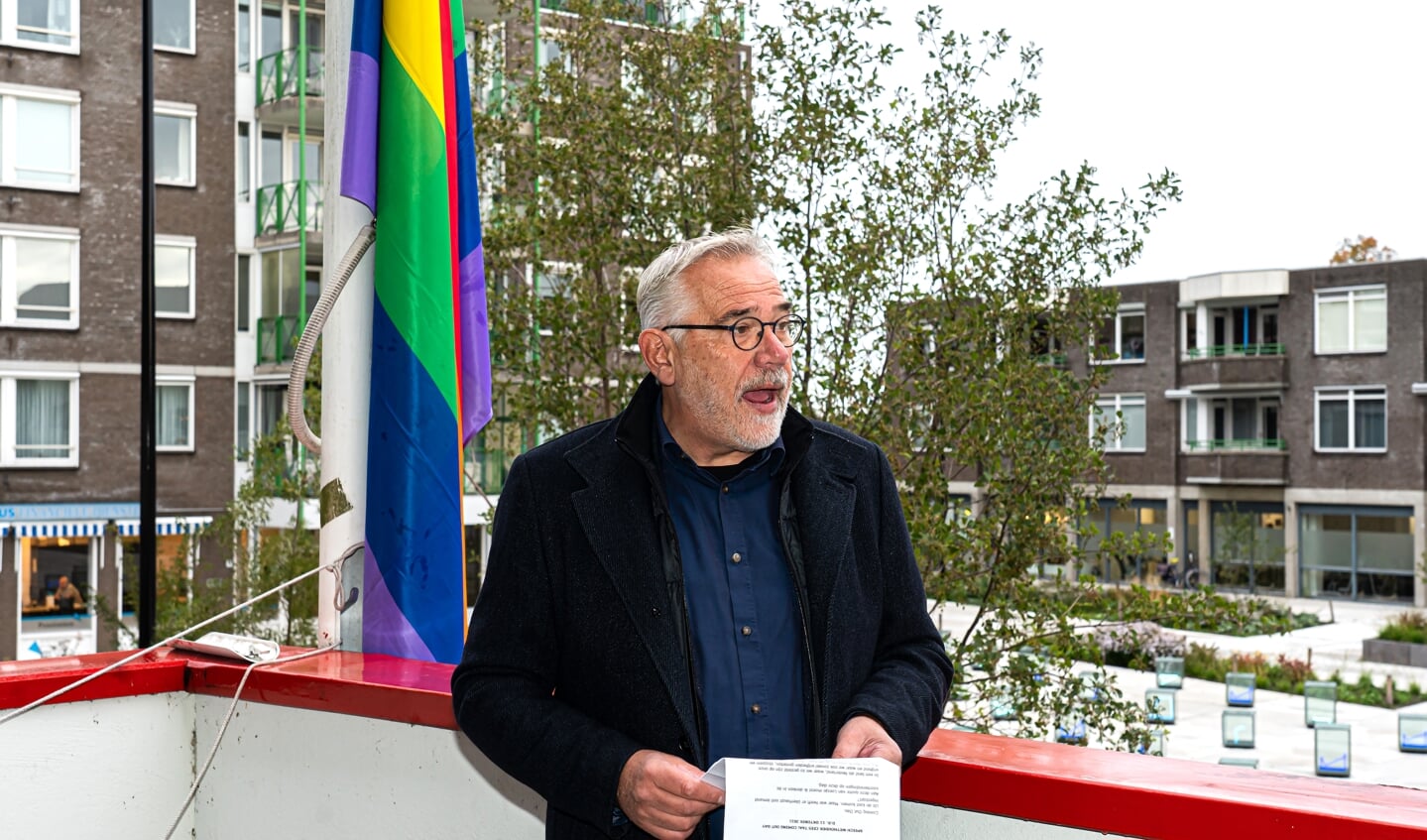 Wethouder Cees Taal van Vijfheerenlanden hijst samen met Maarten Venhovens van het COC Gorinchem de Regenboogvlag