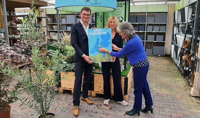 <p>Constantijn Jansen op de Haar (links), Brenda Horstra (midden) en wethouder Marieke Schouten (rechts).</p>