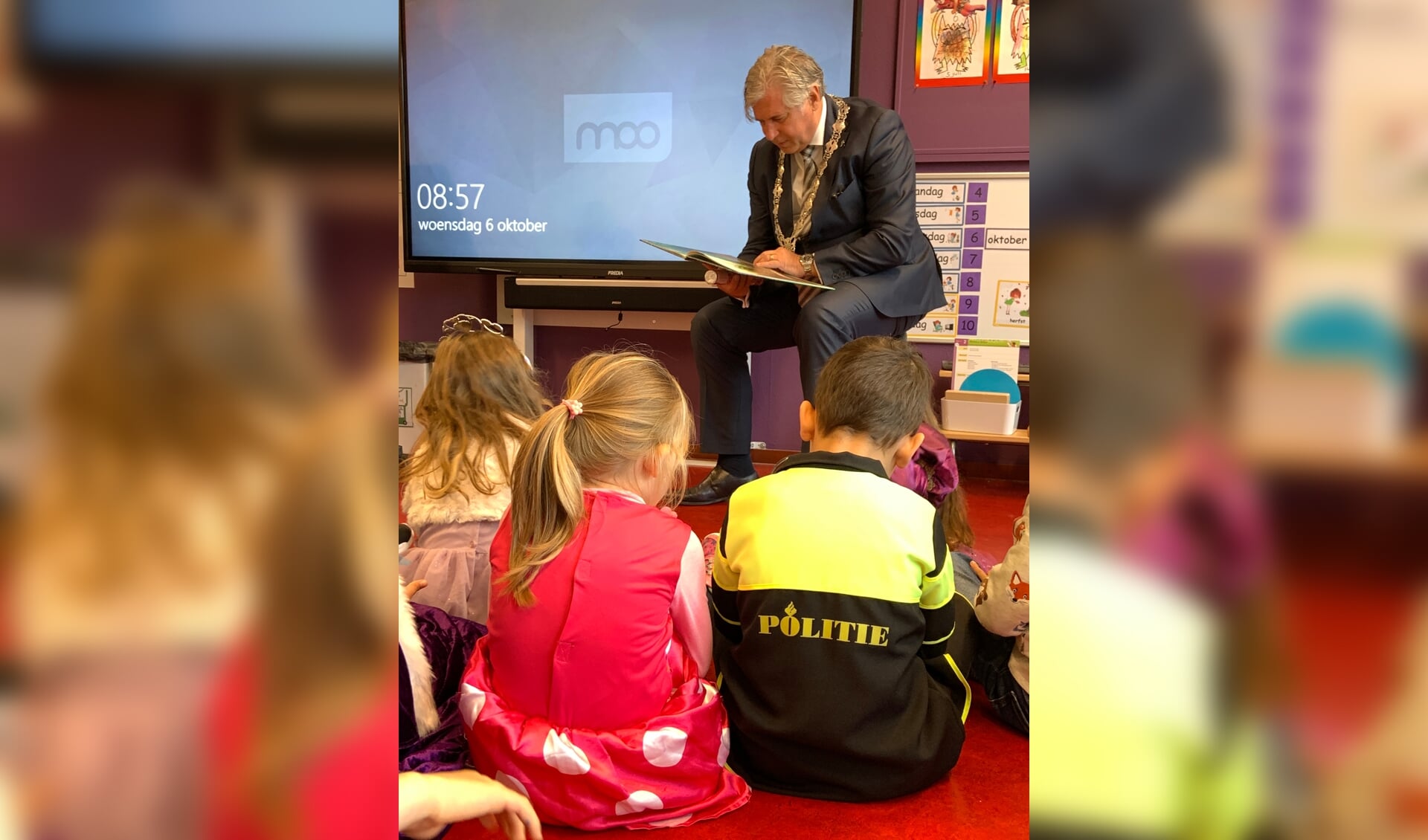 • Burgemeester Oskam leest de leerlingen van De Wonderwind voor.