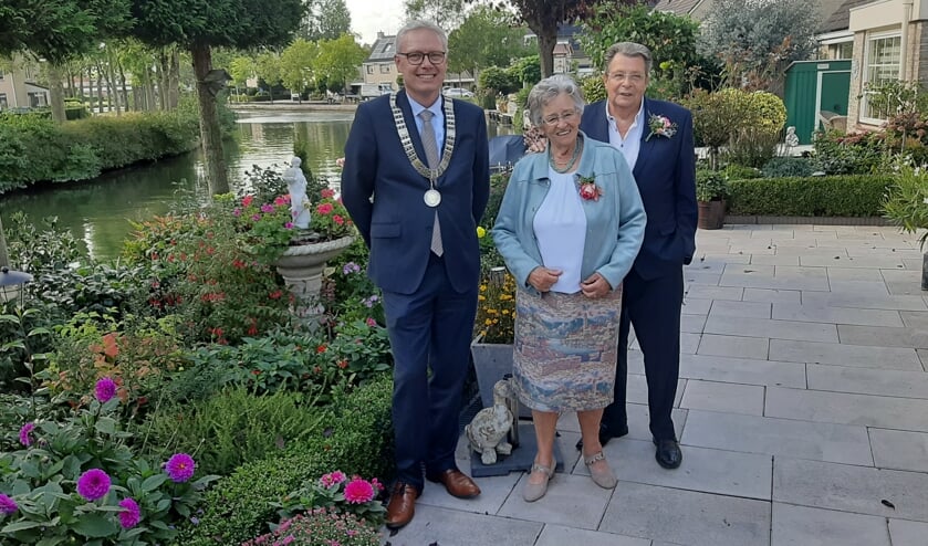 <p>Locoburgemeester Peter Bekker bezocht het 55-jarig getrouwd paar Arie en Aartje van Doesburg.</p>