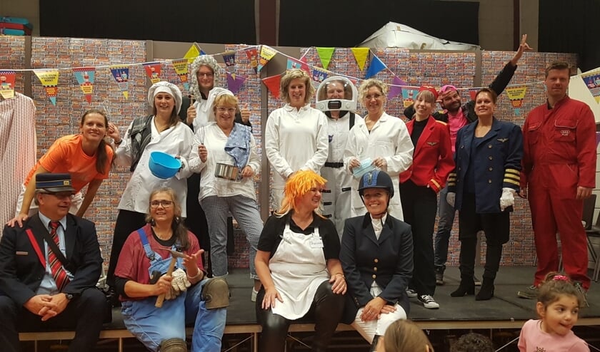 <p>De juffen en meesters waren verkleed en beeldden tal van beroepen uit.</p>