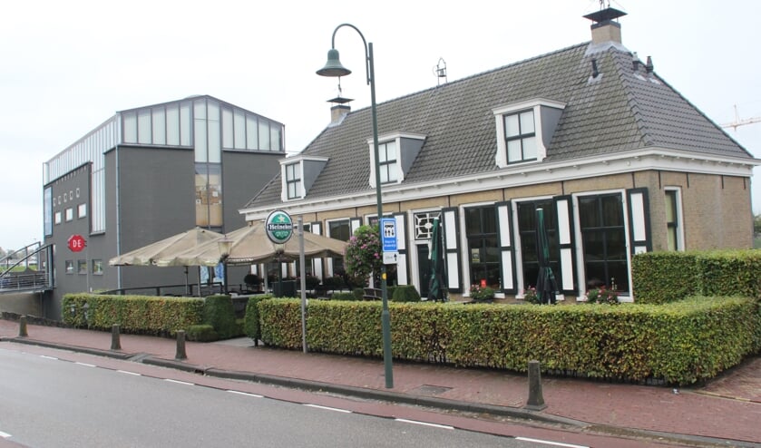 <p>• De panden van Buena Vista (rechts) en Windkracht 4 in Kinderdijk. De linkse zal verdwijnen.</p>