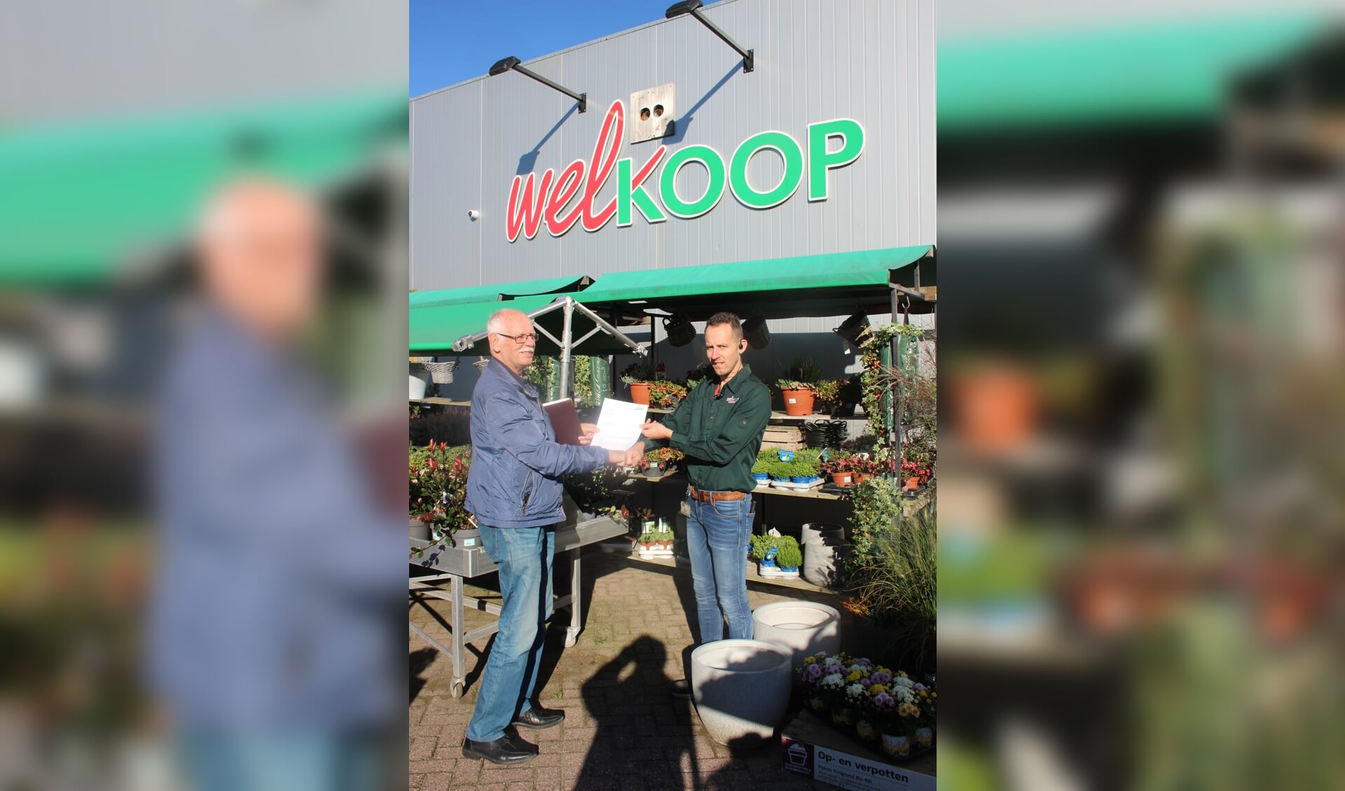 • De overhandiging van de sponsorovereenkomst met Adriaan Ritmeester van Welkoop Giessenburg (r) en Wim Kafoe (voorzitter buurtbusvereniging)