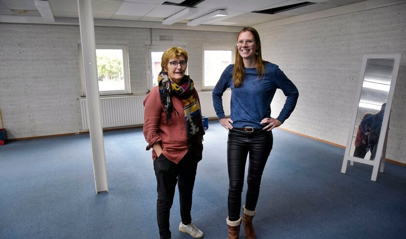 <p>Ingrid en Jennefien in de nu nog lege winkel.</p>