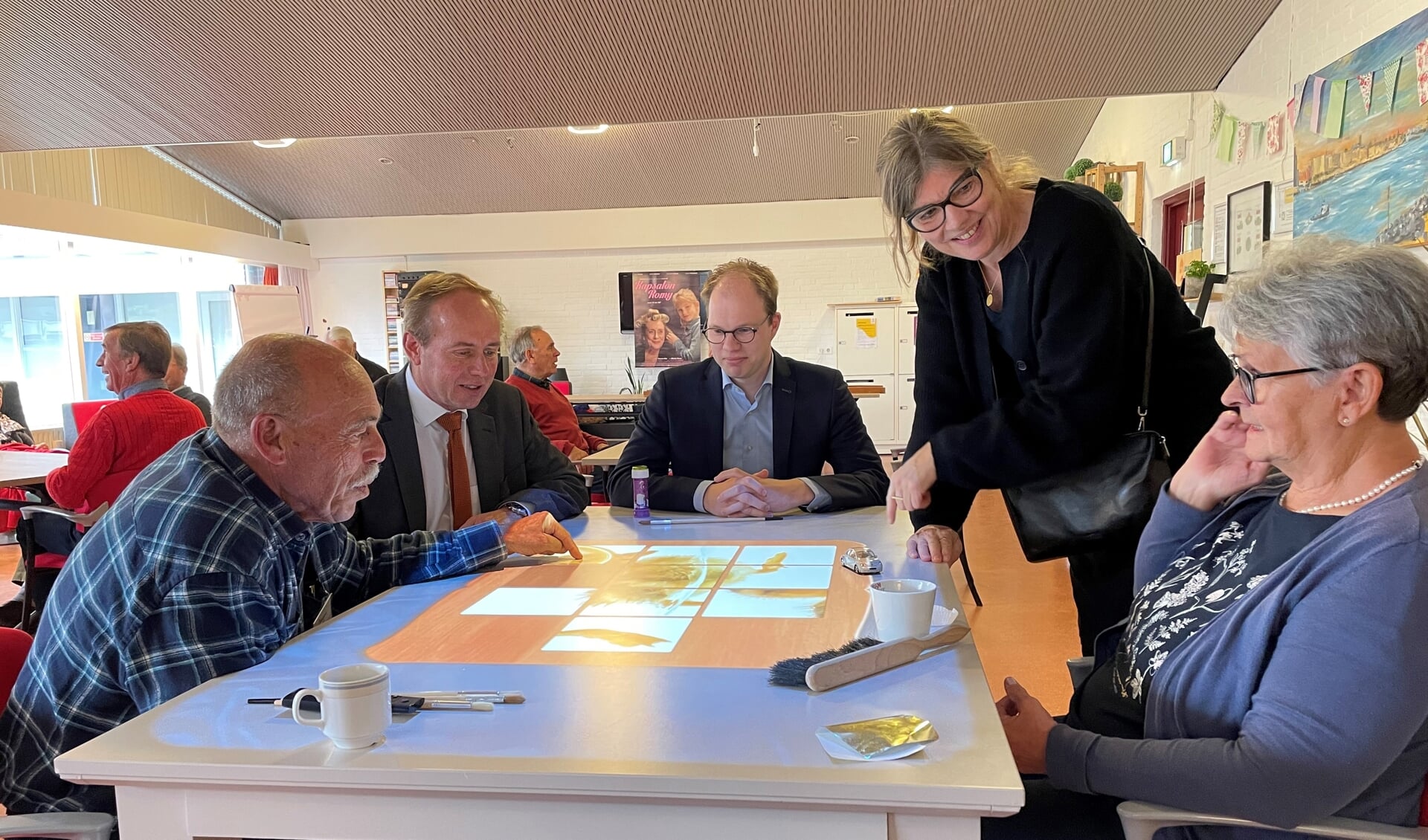 • Kees van der Staaij, Ardjan Boersma en Julie Meerveld van Alzheimer Nederland op bezoek bij Odensehuis Papendrecht. 