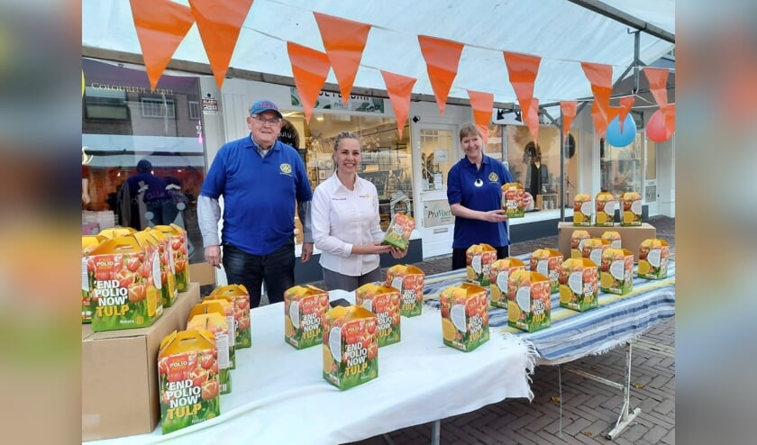 Rotaryclub Geldermalsen verkoopt tulpenbollen voor het goede doel.