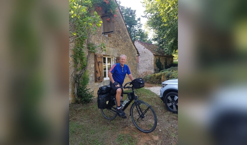 <p>• Eric van der Kleij tijdens zijn Europese fietsavontuur.</p>