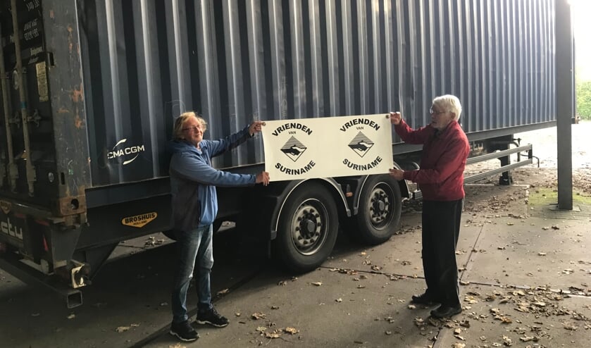 <p>Vrijwilligers Gerrit Kool en Leo Leenders voor de geladen container.</p>