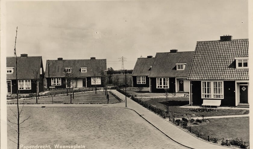 <p>• De houten huizen aan het Weense Plein, kort na plaatsing in de vijftiger jaren.</p>