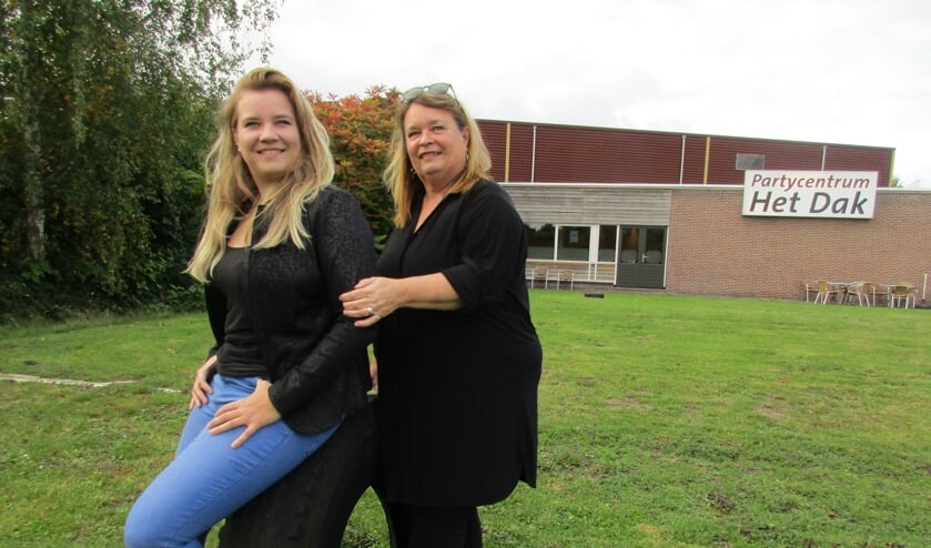 <p>Lidy van Loon (r) met dochter Ashley Zuyderwijk op het BSO-speelveld.</p>