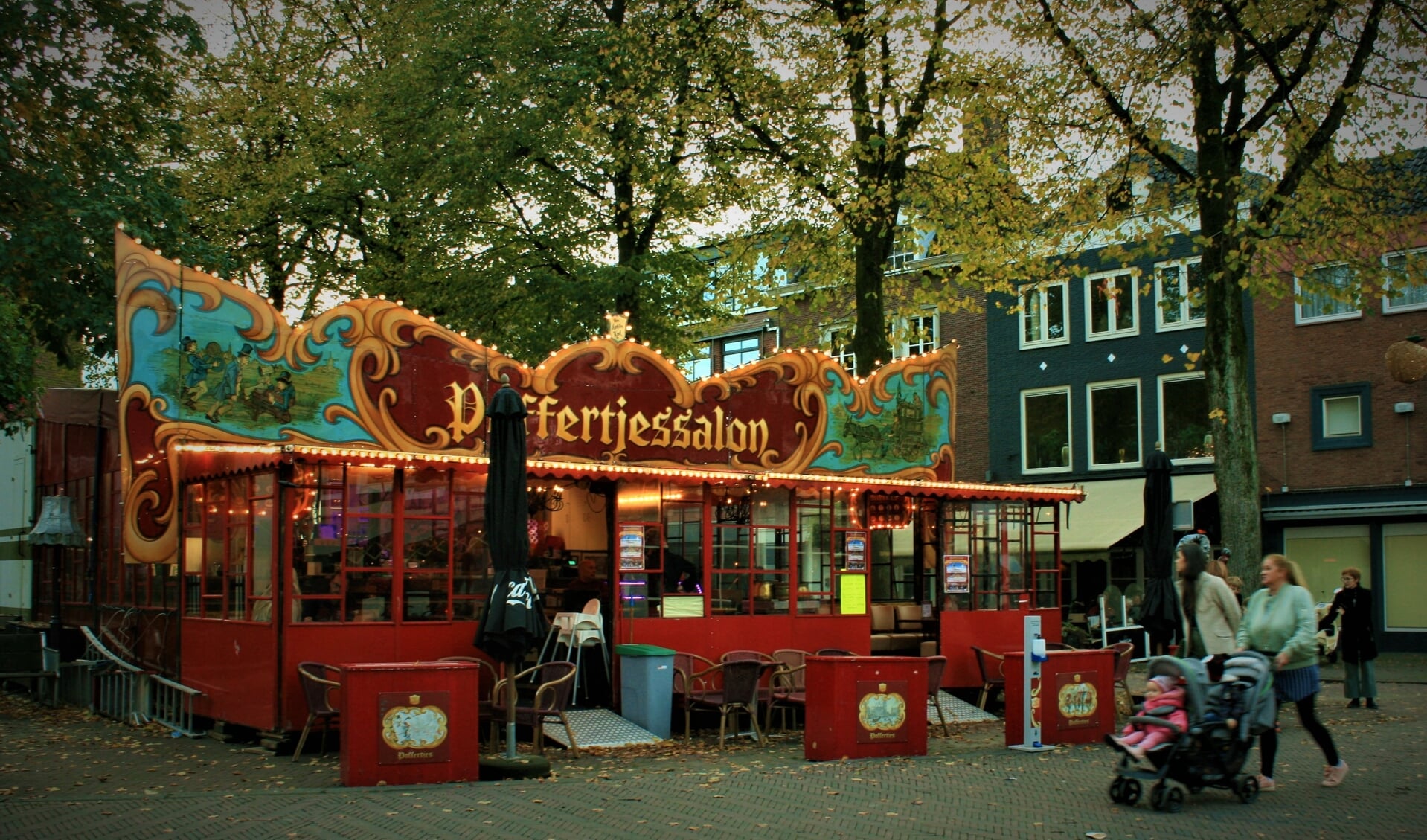 Zondag staat hij er nog, de nostalgische, sfeervolle poffertjessalon op de Groenmarkt in Tiel.
