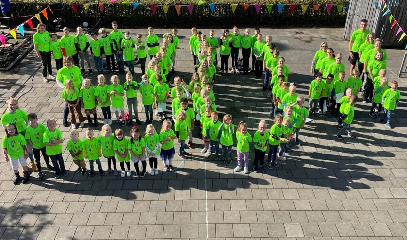 <p>De kinderen vormden gezamenlijk een grote 30 + 1 op het schoolplein. </p>