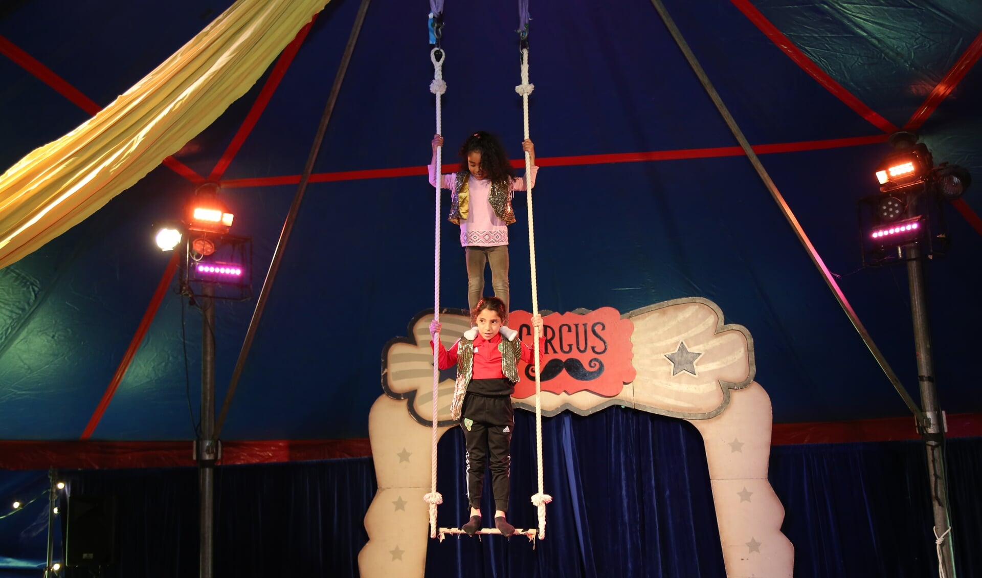 • Kinderen op de trapeze tijdens het eindoptreden. 